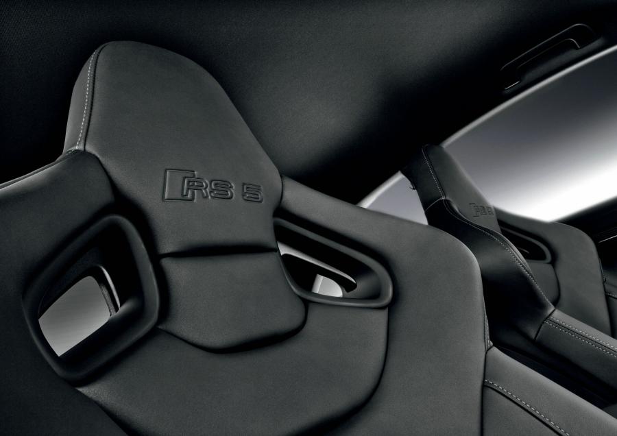 Детали интерьера Audi RS5 Coupe 2010 года  (WW) (фото 15 из 66)